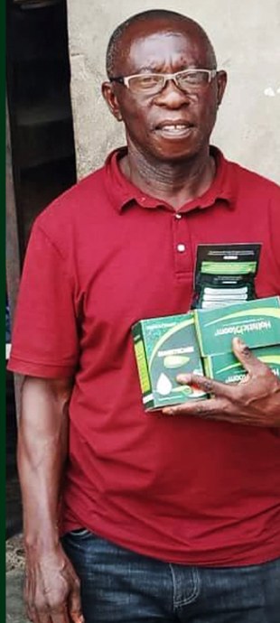 Verified Diabeticare customer holding his pack after delivery